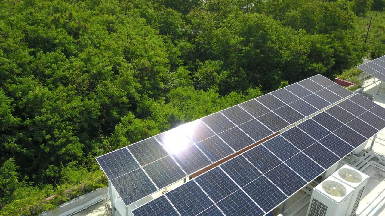 Le Resort And Villas Rawai Экстерьер фото Solar panels on the roof of the school
