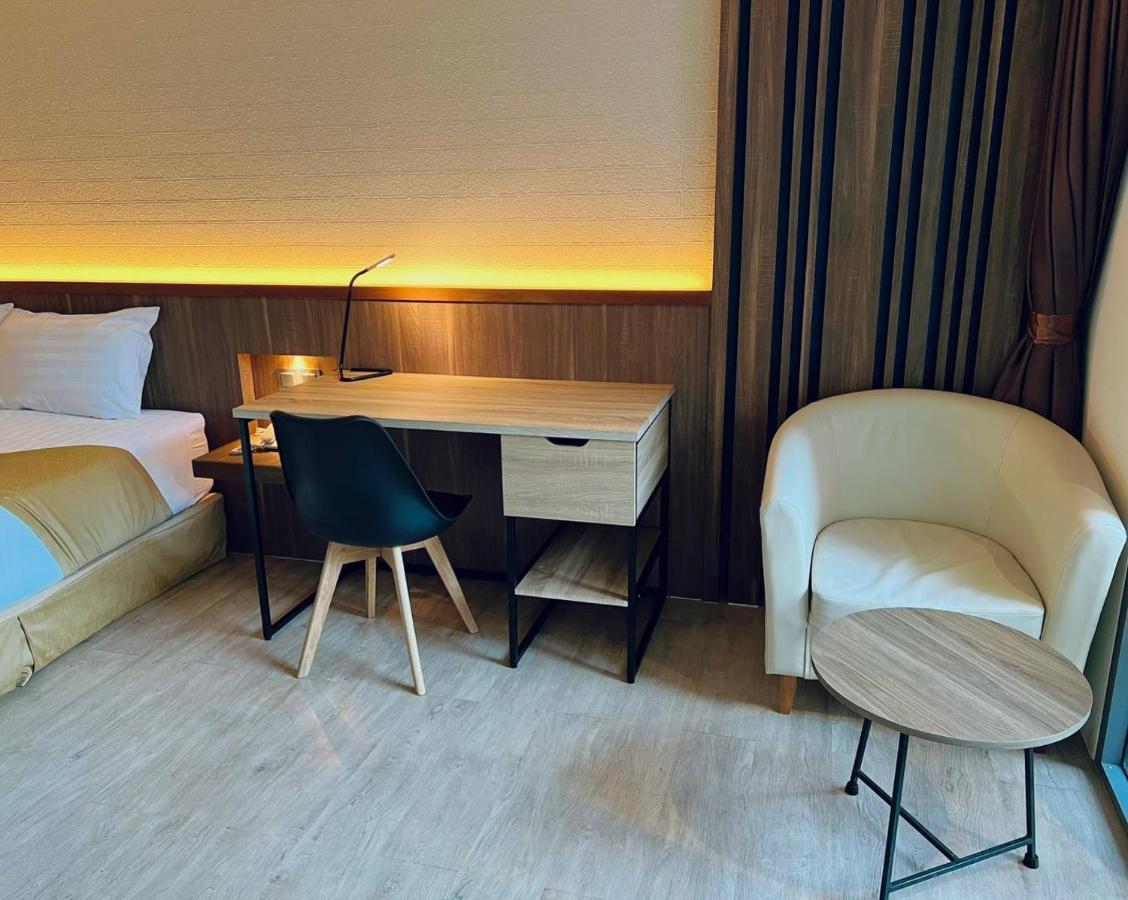 Le Resort And Villas Rawai Экстерьер фото A room at the hotel