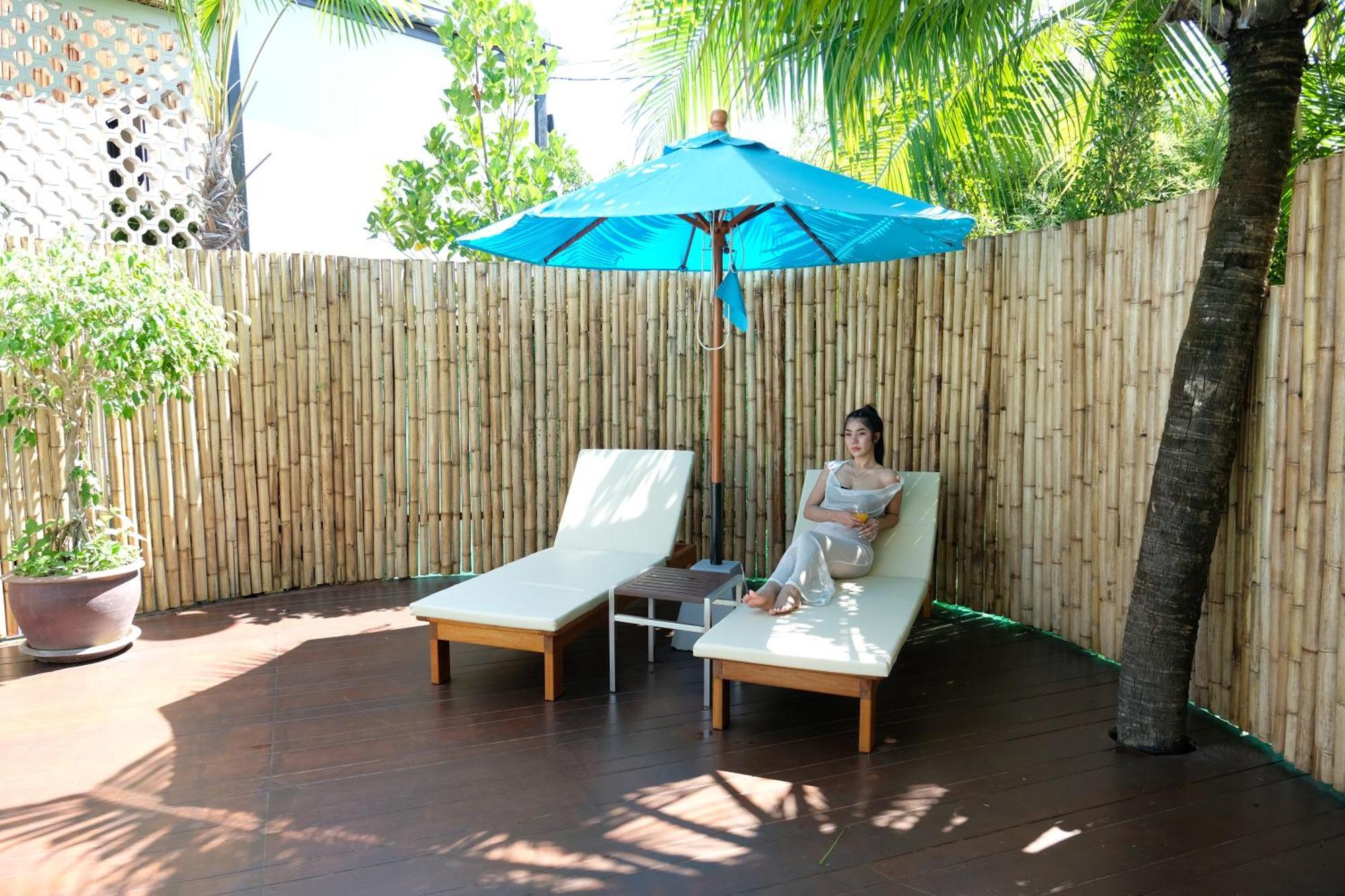 Le Resort And Villas Rawai Экстерьер фото A bamboo fence