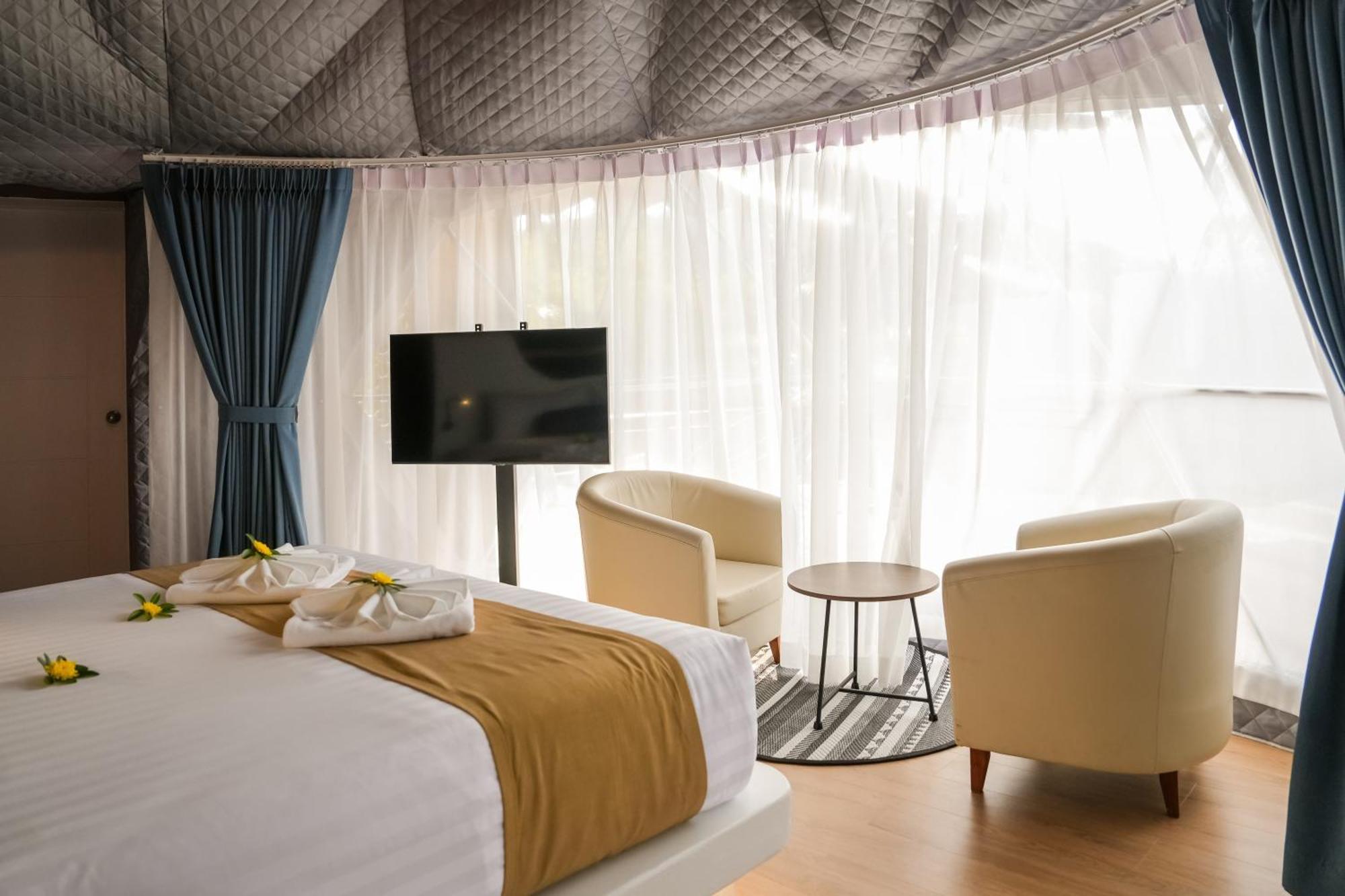 Le Resort And Villas Rawai Экстерьер фото A bedroom in the resort
