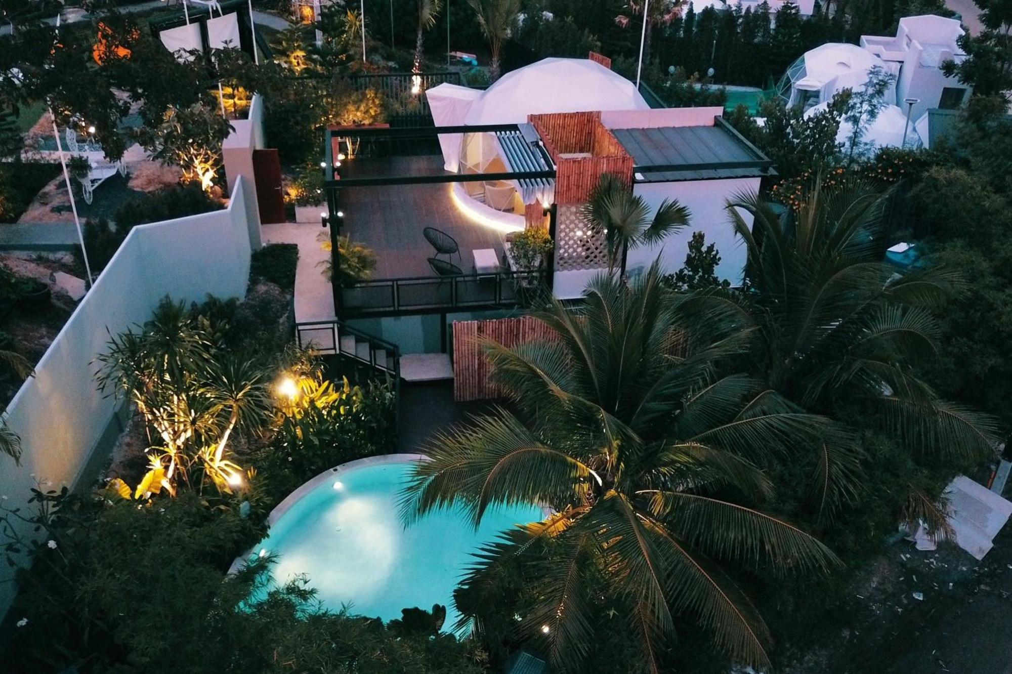 Le Resort And Villas Rawai Экстерьер фото The hotel at night