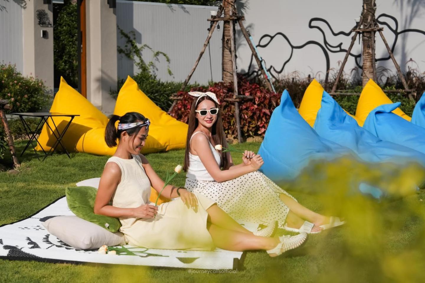 Le Resort And Villas Rawai Экстерьер фото Outdoor bean bag chairs