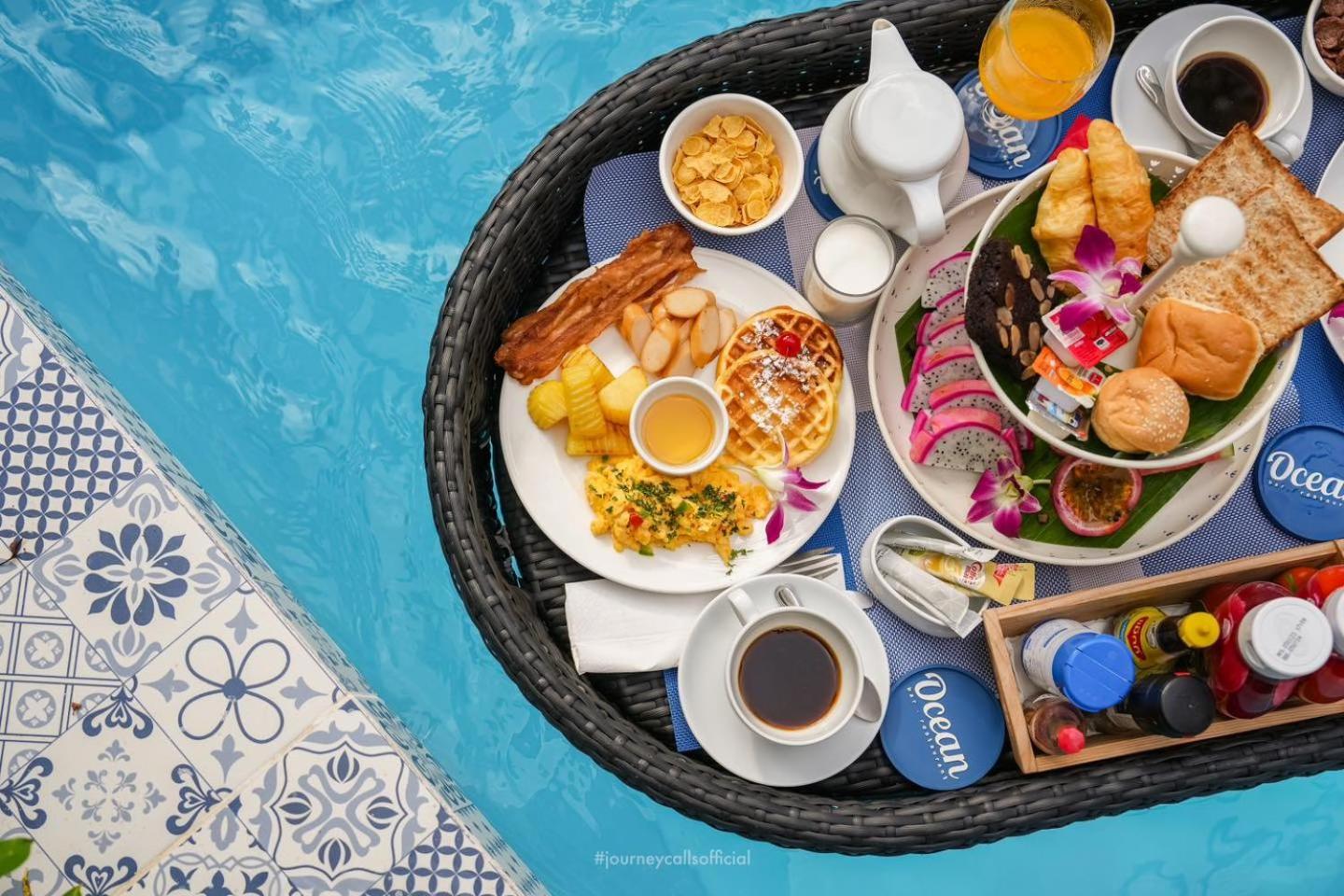 Le Resort And Villas Rawai Экстерьер фото A floating breakfast at the U Sathorn
