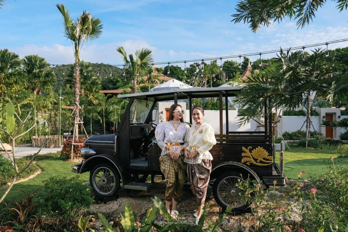 Le Resort And Villas Rawai Экстерьер фото Thai people in traditional Thai dress