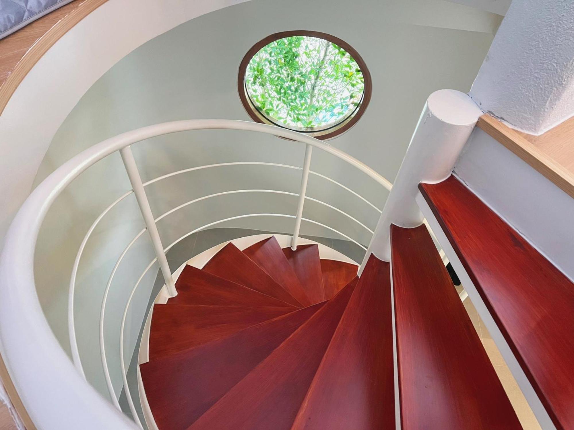 Le Resort And Villas Rawai Экстерьер фото Spiral staircase