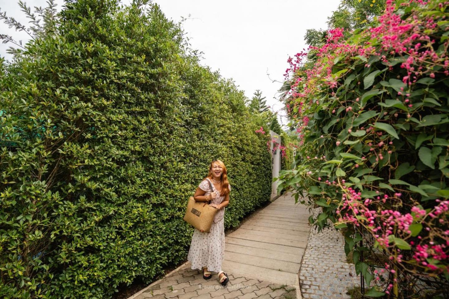 Le Resort And Villas Rawai Экстерьер фото A tourist at the garden