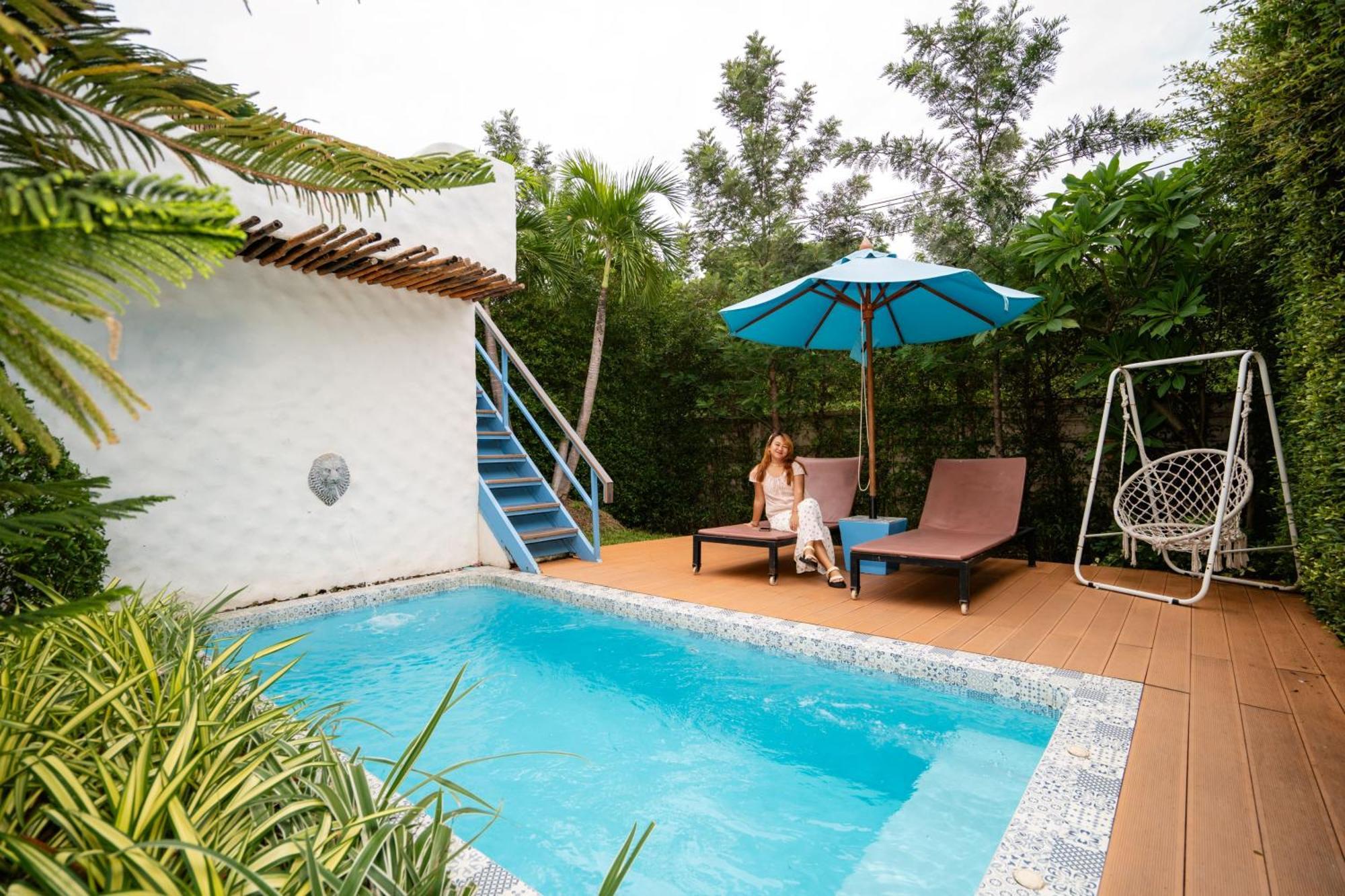 Le Resort And Villas Rawai Экстерьер фото A private pool at a resort in Thailand