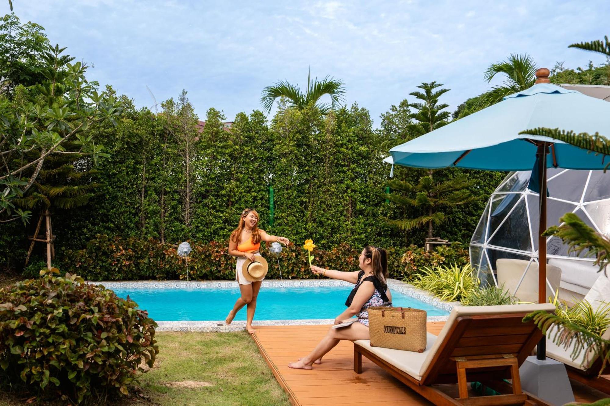 Le Resort And Villas Rawai Экстерьер фото A pool at a resort in Phuket, Thailand