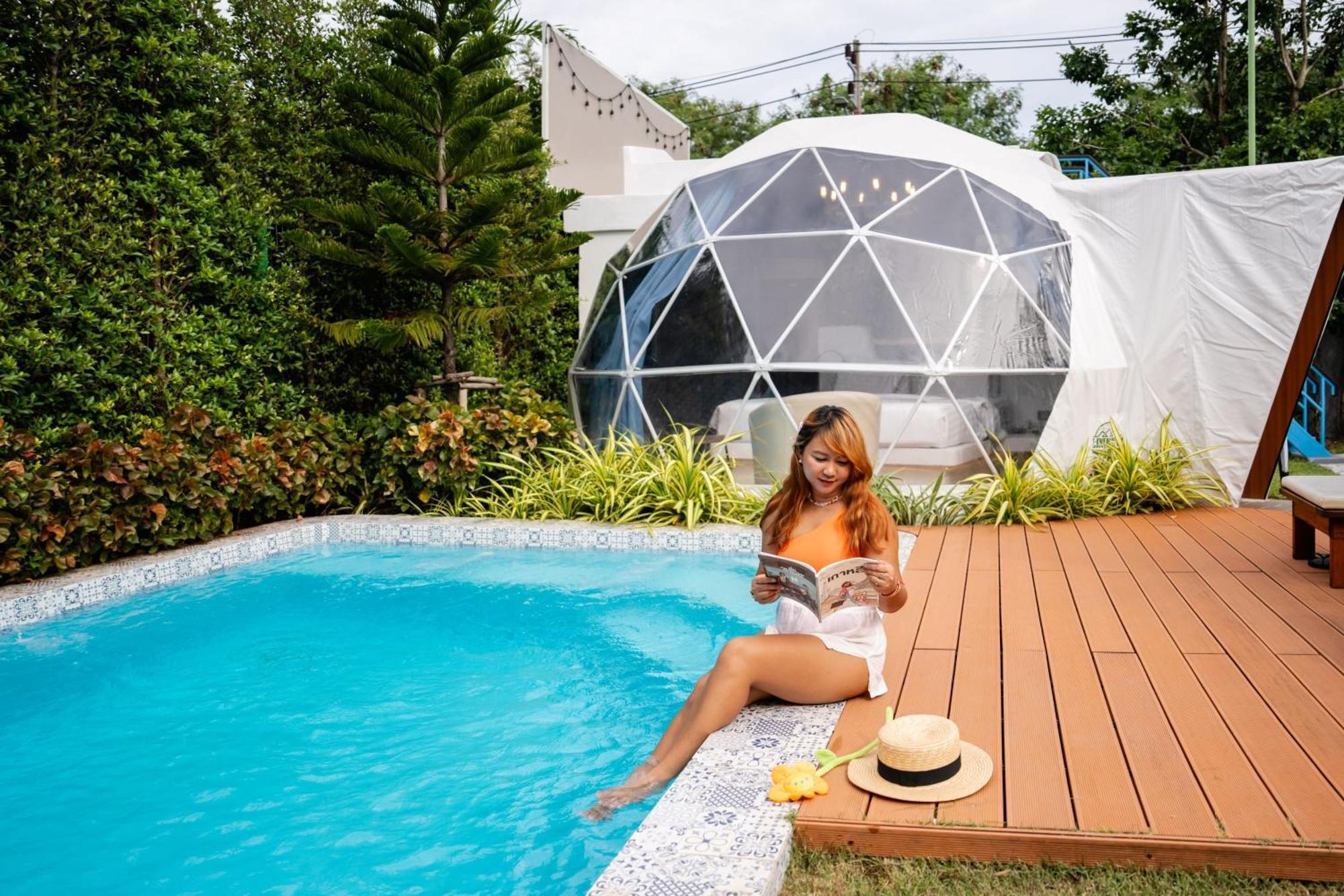 Le Resort And Villas Rawai Экстерьер фото A woman relaxing at a poolside