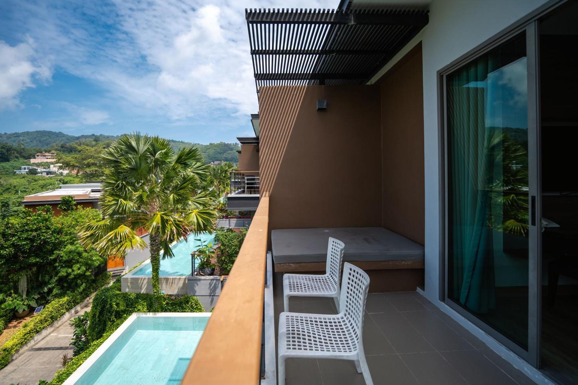 Le Resort And Villas Rawai Экстерьер фото A balcony with a view of the pool